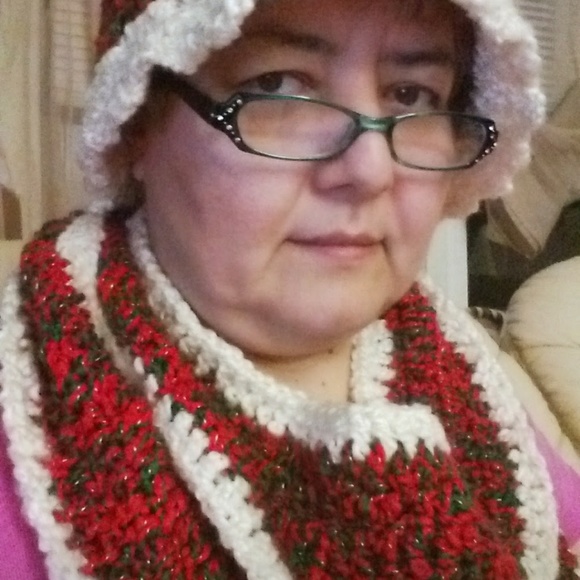 Holiday hat, cowl, gloves set👵👒ALL HATS ON SALE - Picture 3 of 5